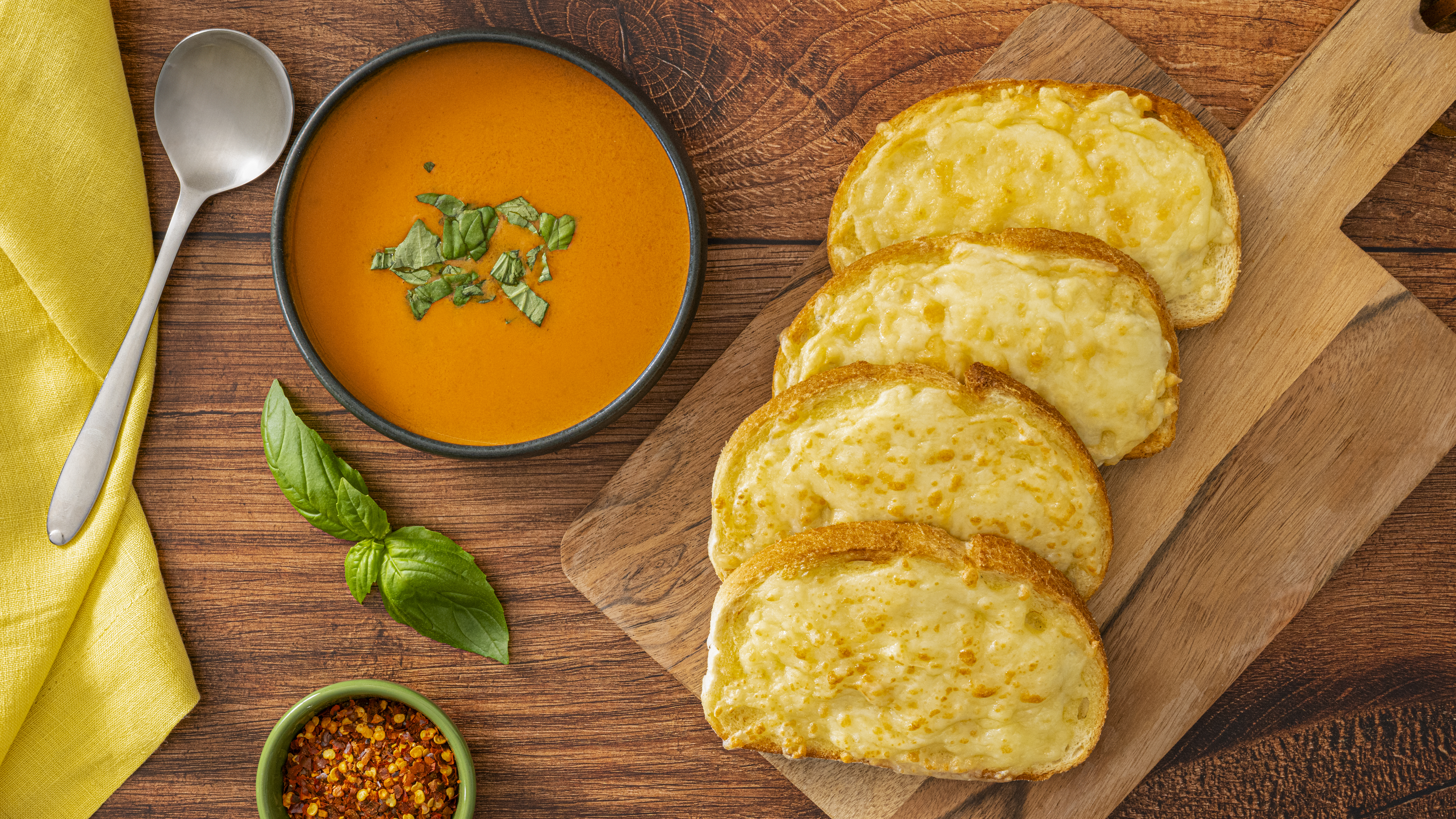 Soupe de tomates avec pain grillé au fromage et ail prête en 15 minutes