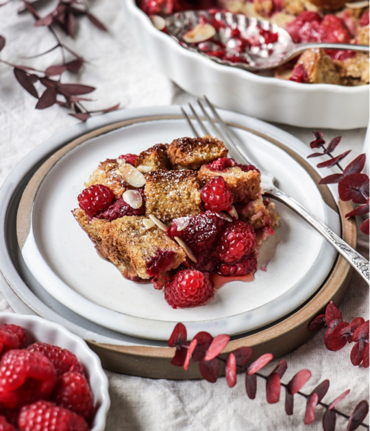 Casserole de pain doré aux framboises et amandes