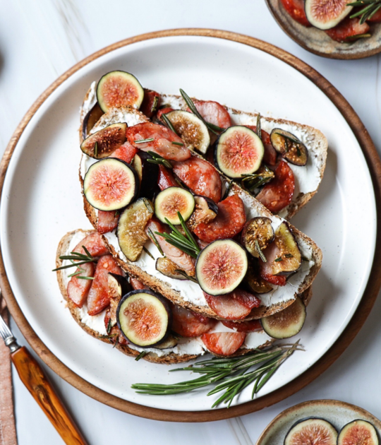 Tartine au fromage de chèvre, figues et chorizo au romarin