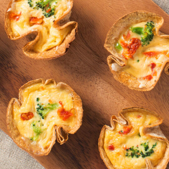 Petites quiches aux tomates séchées au soleil et au brocoli