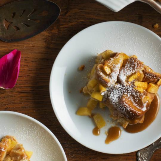 Pudding au pain à la pêche et sauce au bourbon très généreux