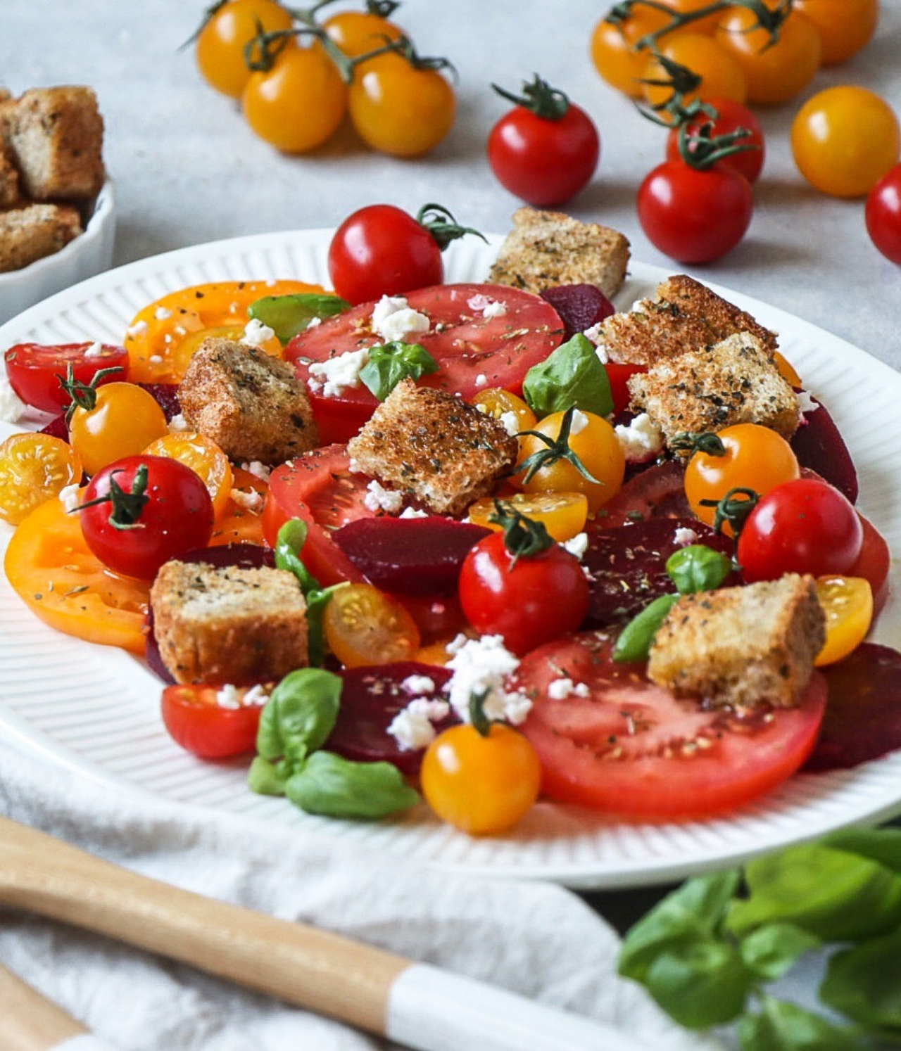 Salade de betteraves, tomates et croûtons de pain