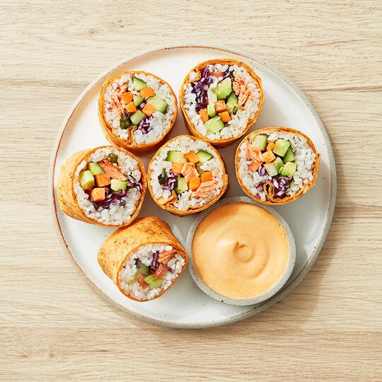 Rouleau de sushi au saumon avec sauce soya mayo épicée