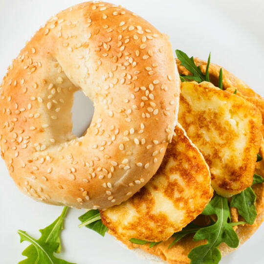 Sandwich bagel au fromage halloumi